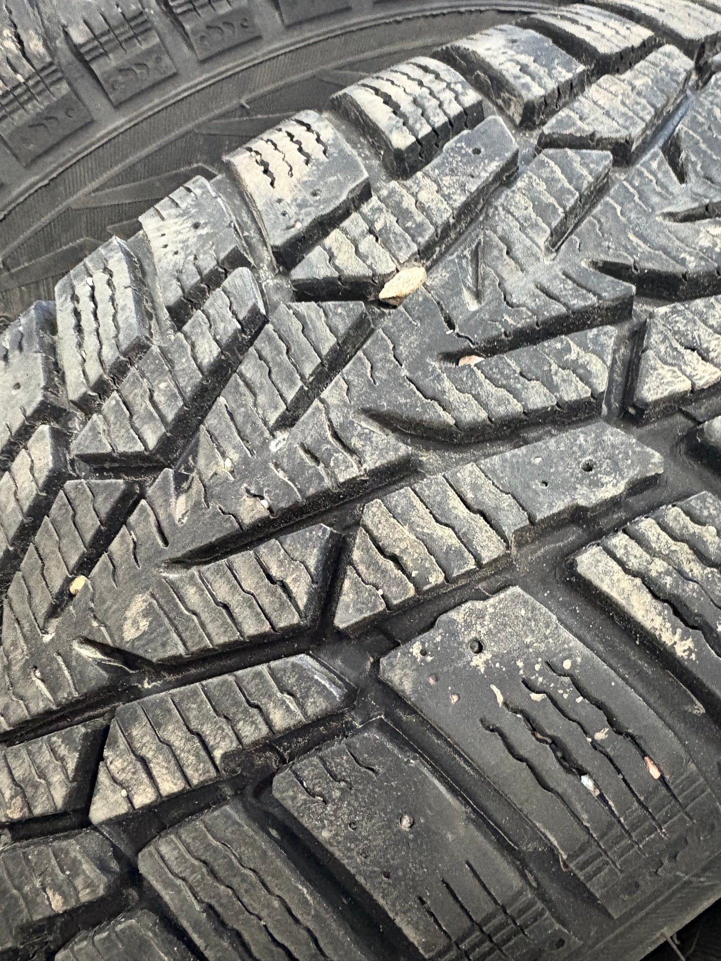4 pneus d hiver 195/65r15 nokian a l etat neuf