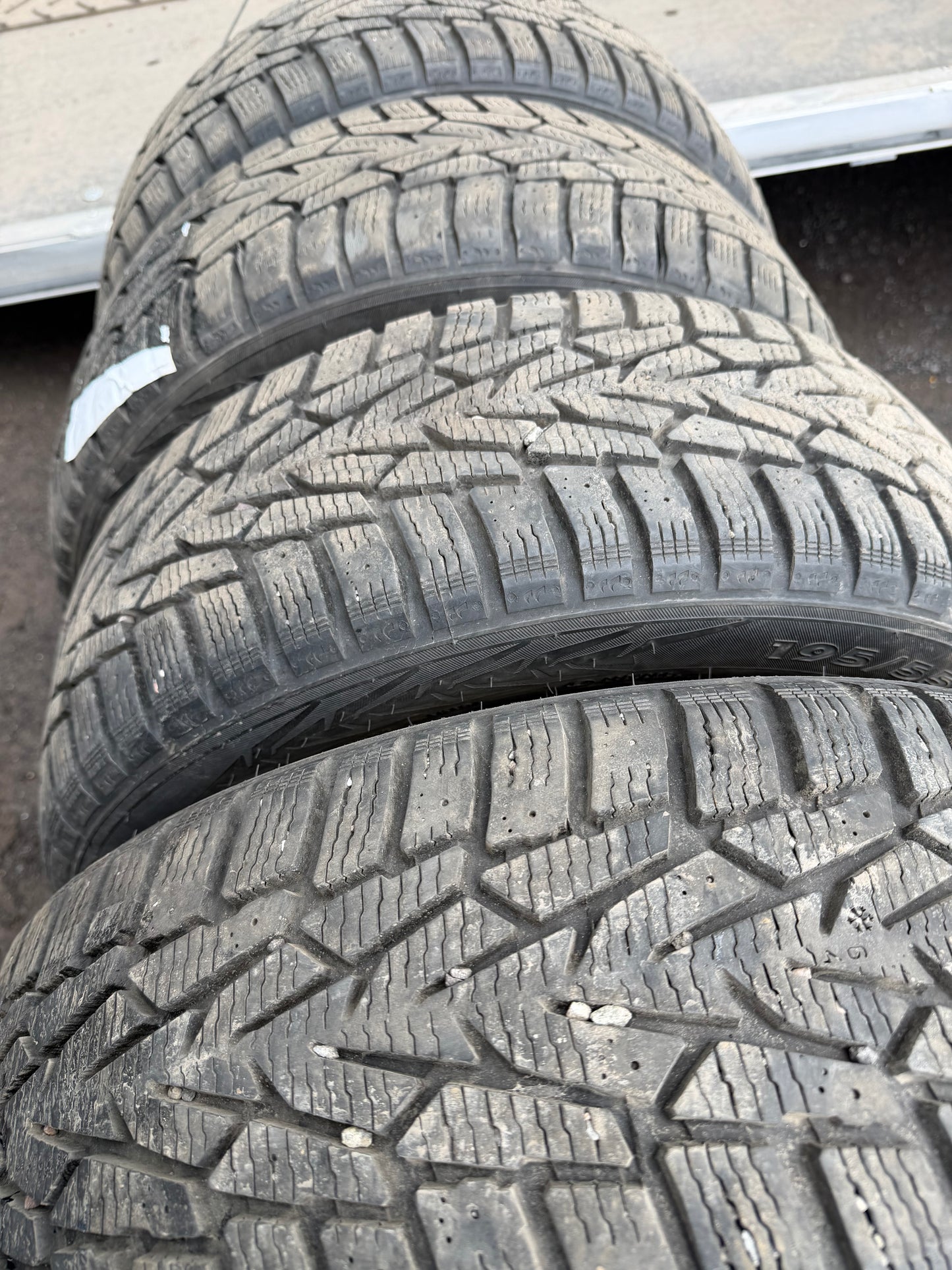 4 pneus d hiver 195/55r16 nokian en bon état