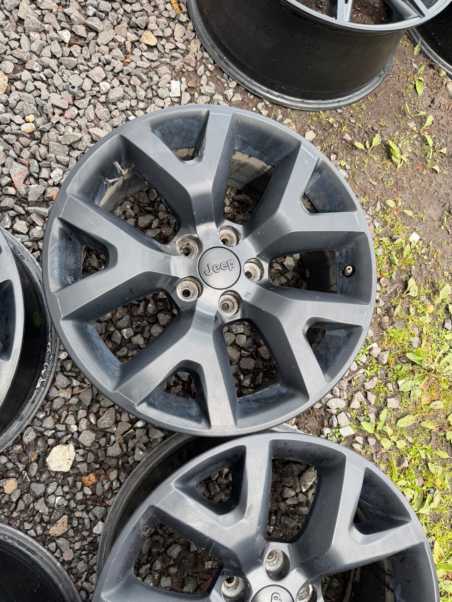 4 mags jeep 17 pouces 5x110 avec valves tpms en très bon état