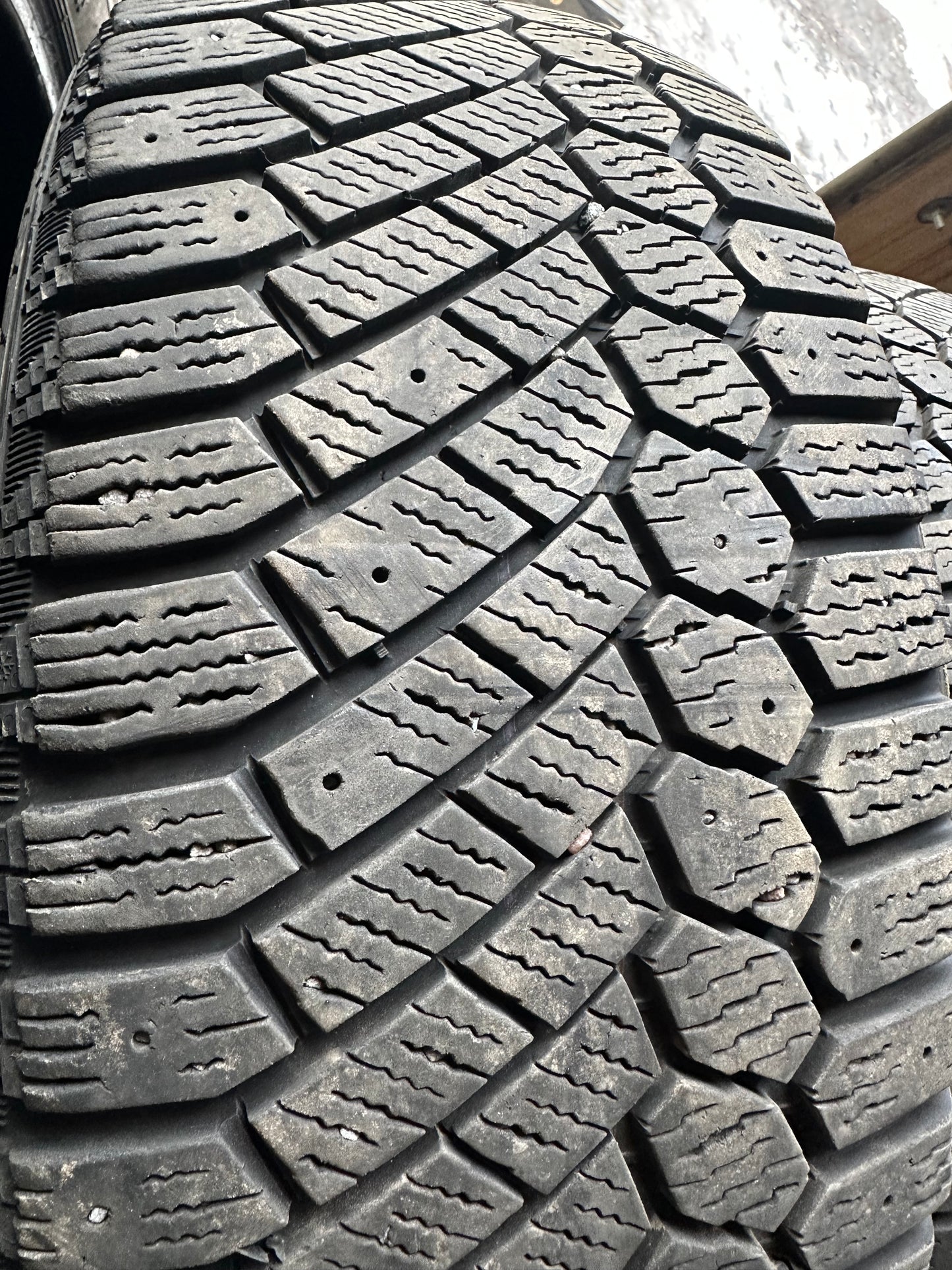 4 pneus d hiver 205/55r16 gislaved en très bon état