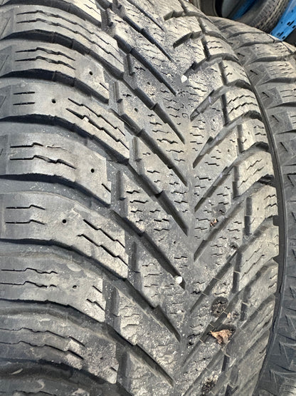 4 pneus d hiver 255/65r17 nokian en tres bon état