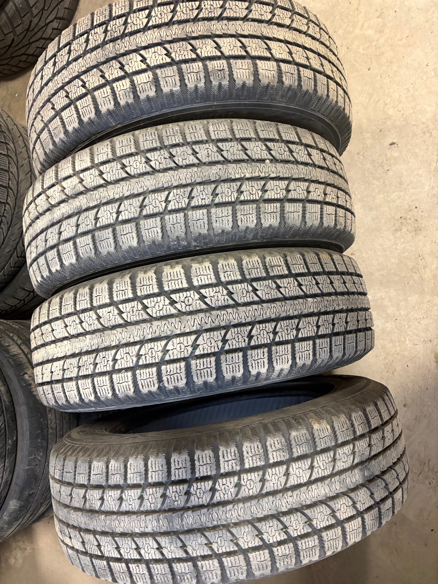 4 pneus d hiver 215/65r17 toyo en tres bon état