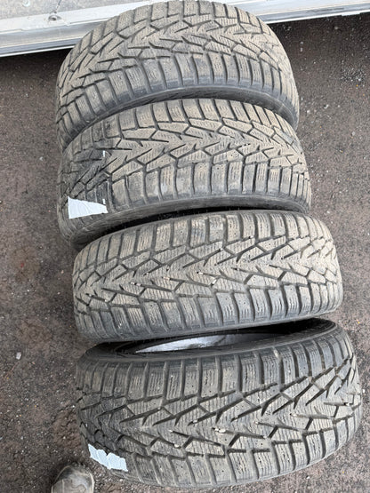 4 pneus d hiver 195/55r16 nokian en bon état