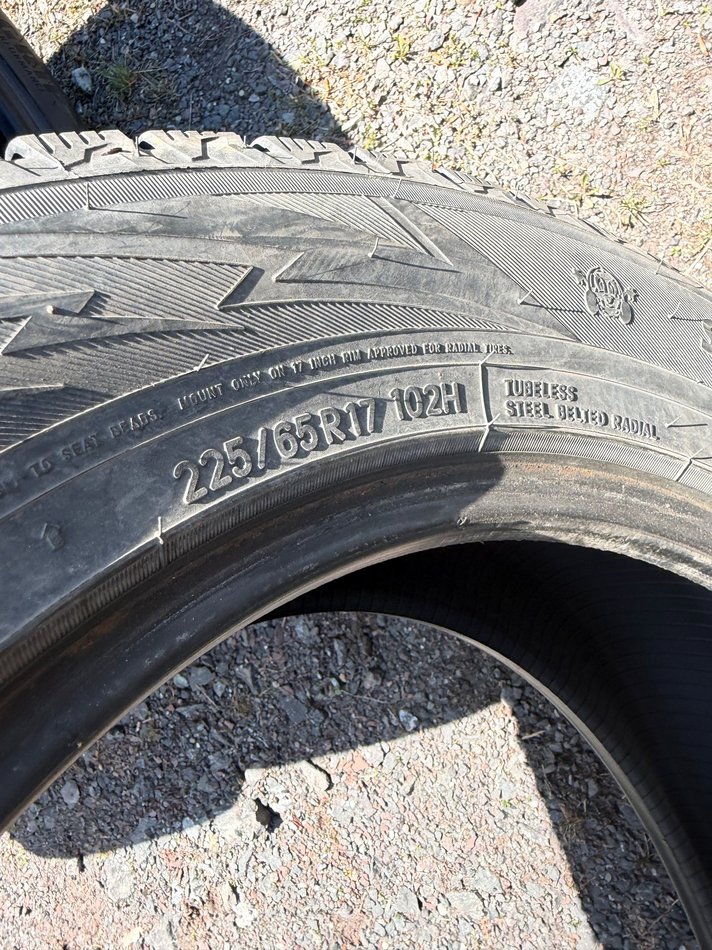 2 pneus d hiver 225/65r17 toyo a l état neuf