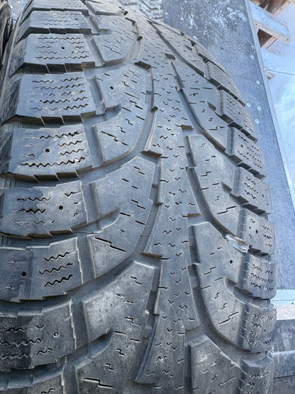 2 pneus d hiver 265/70r17 hankook en bon etat