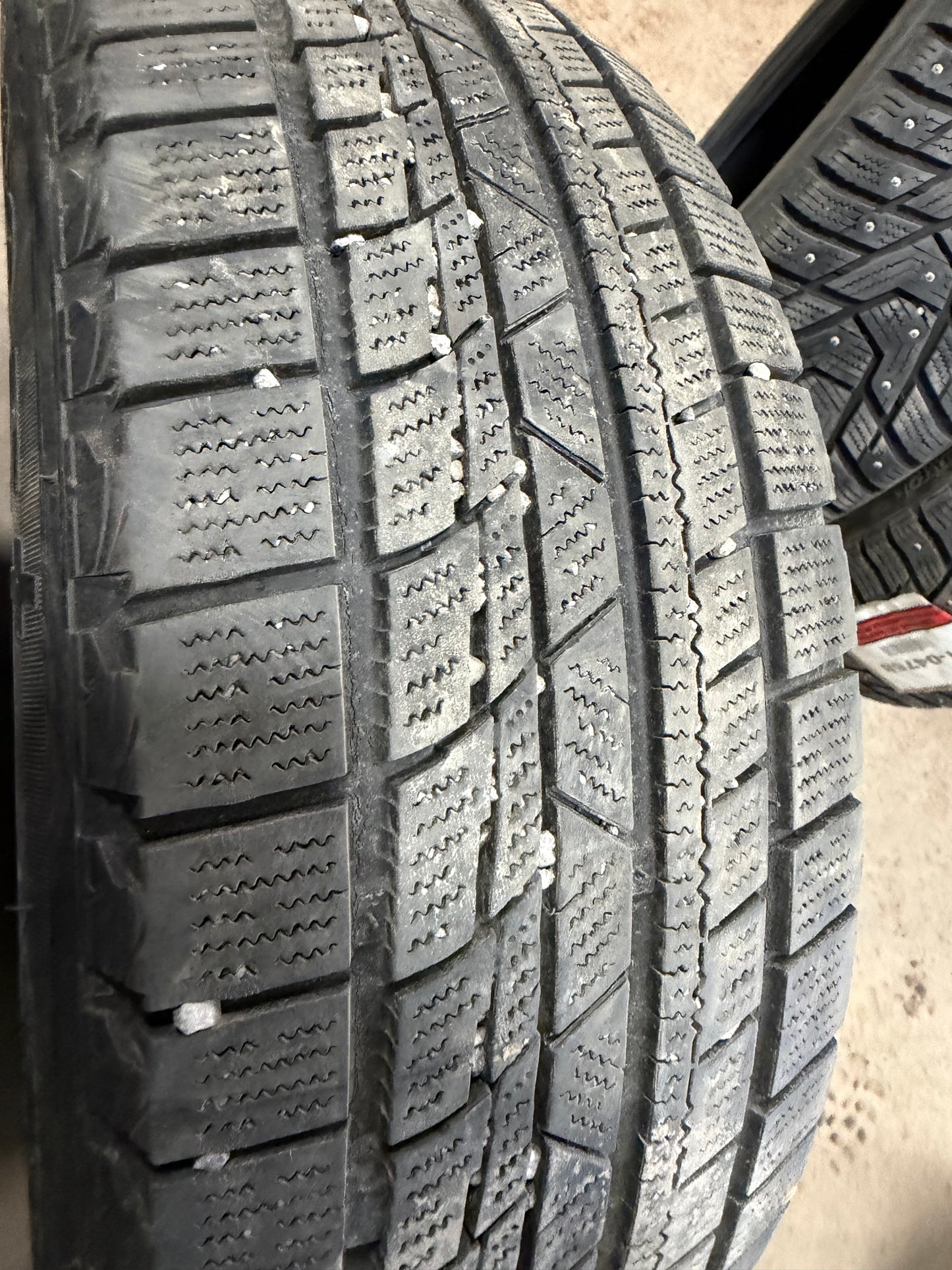 2 pneus d hiver 205/60r16 nereus en bon etat