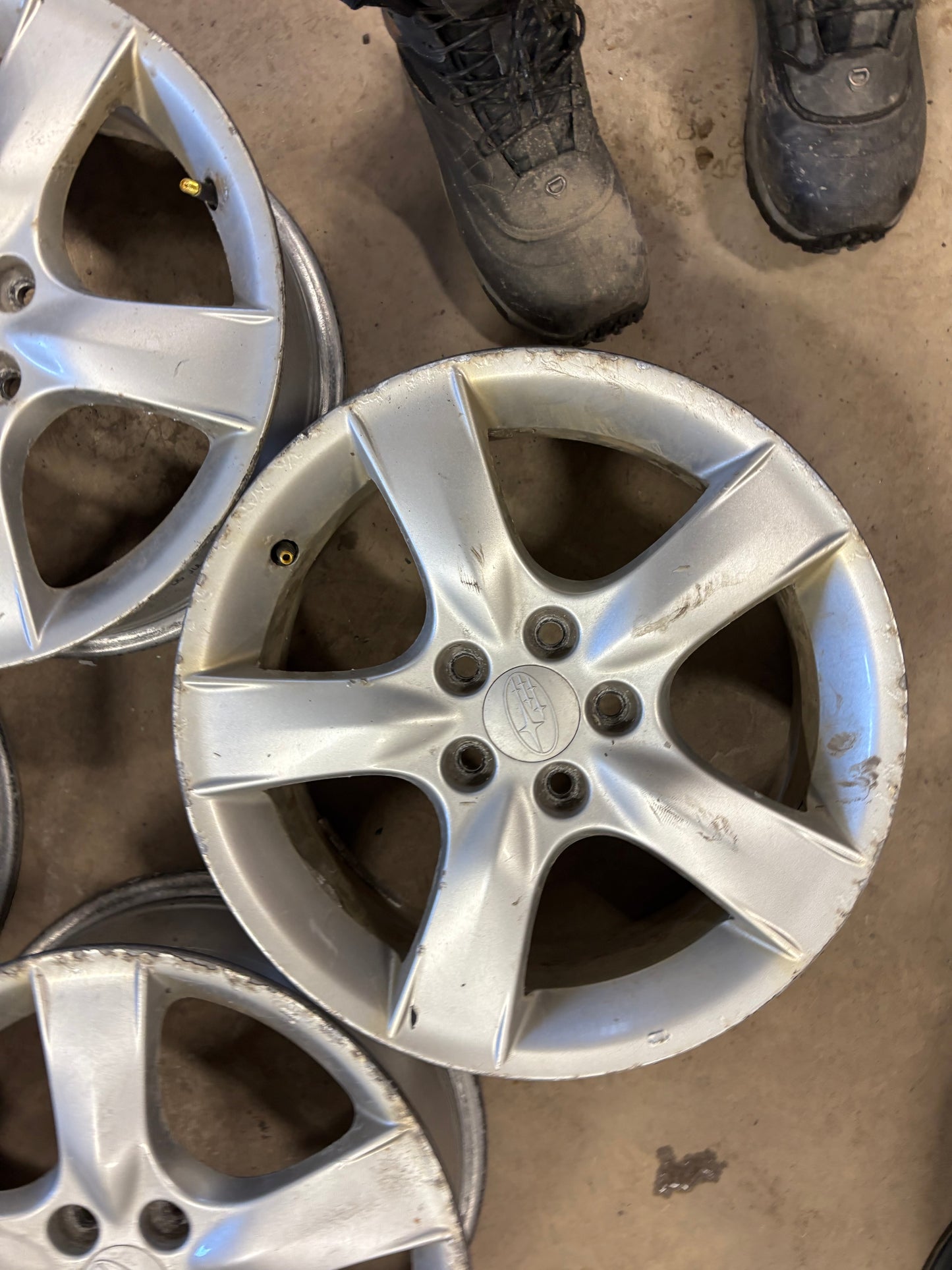 4 mags 16 pouces subaru  5x100