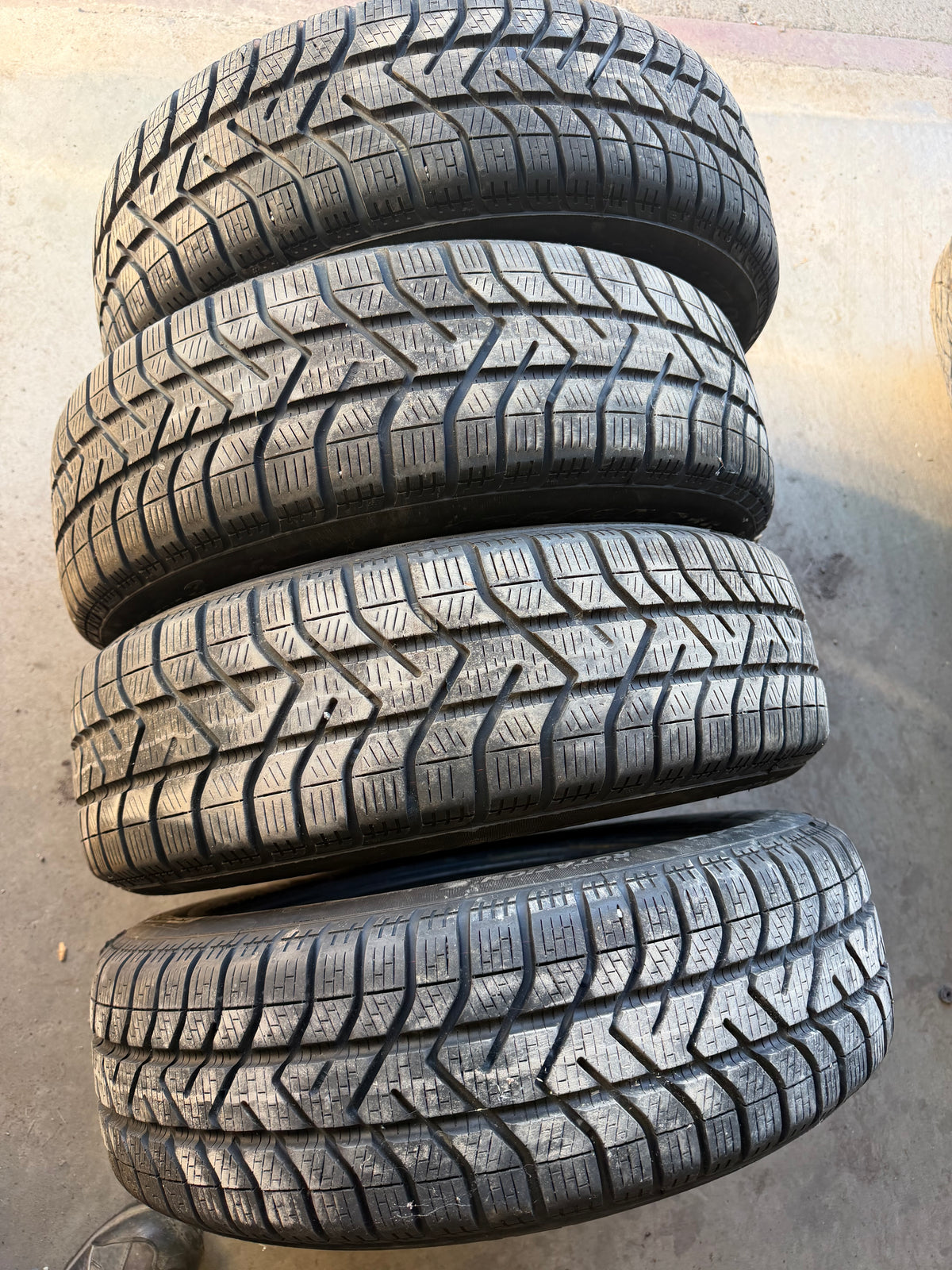 4 pneus d hiver 175/65r15 pirelli en bon état