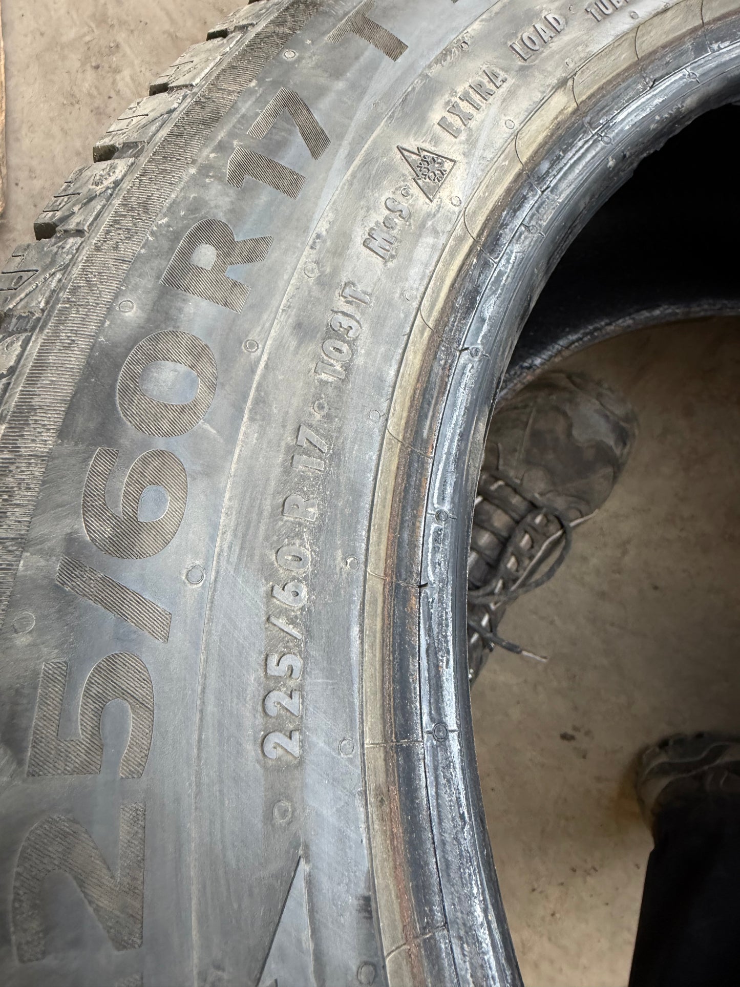 4 pneus d hiver 225/60r17 continental a l etat neuf