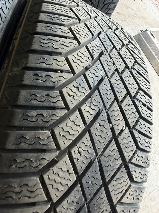 4 pneus d hiver 205/55r17 continental en bon état