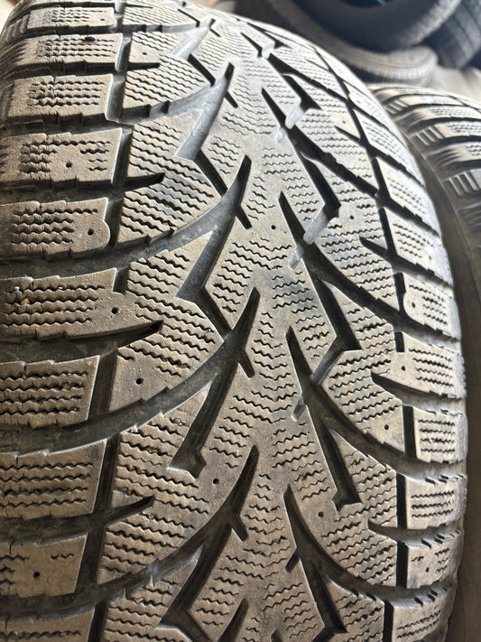 2 pneus d hiver 285/45r22 toyo en bon etat