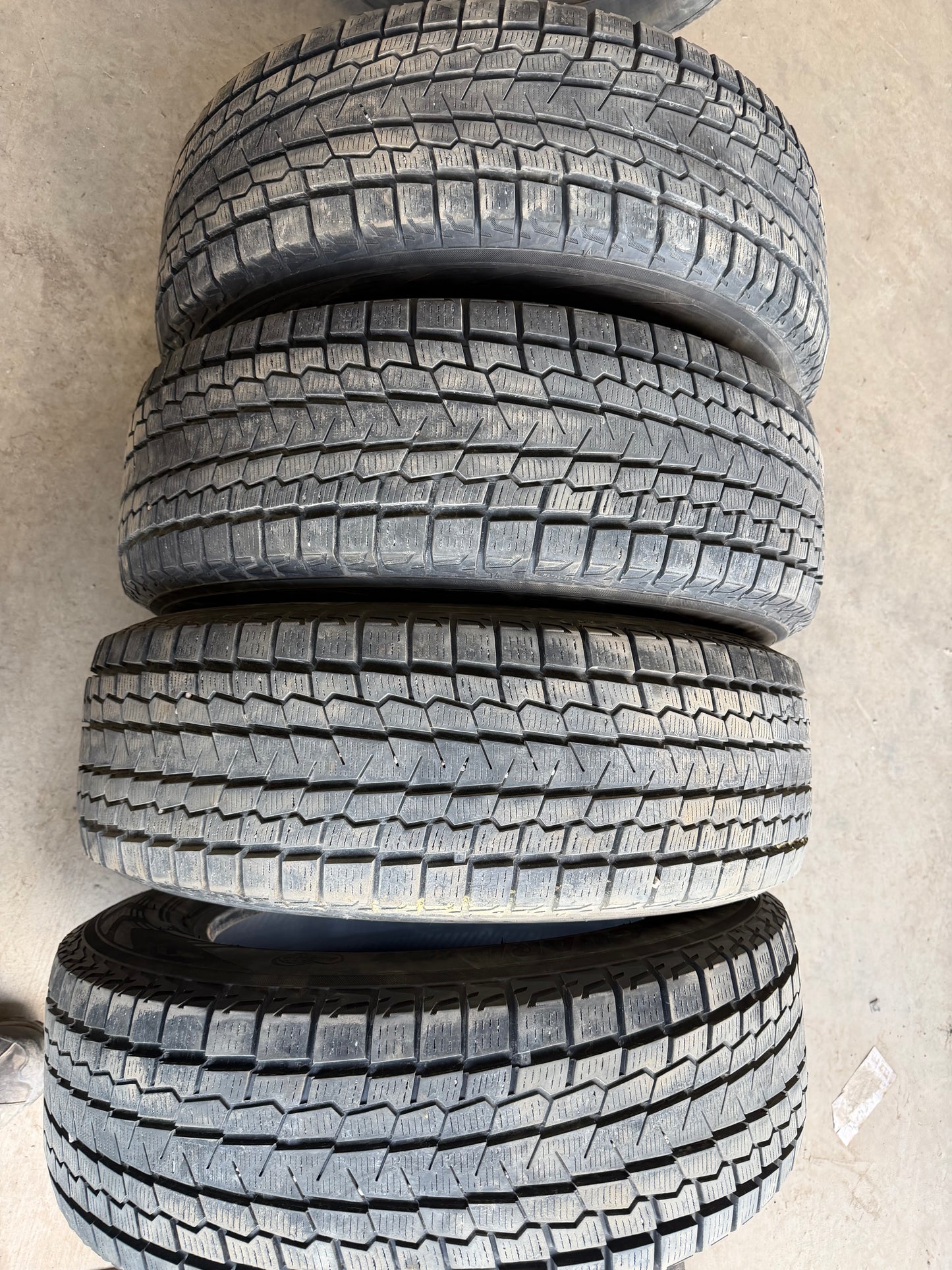 4 pneus d hiver 225/65r17 Yokohama en tres bon état