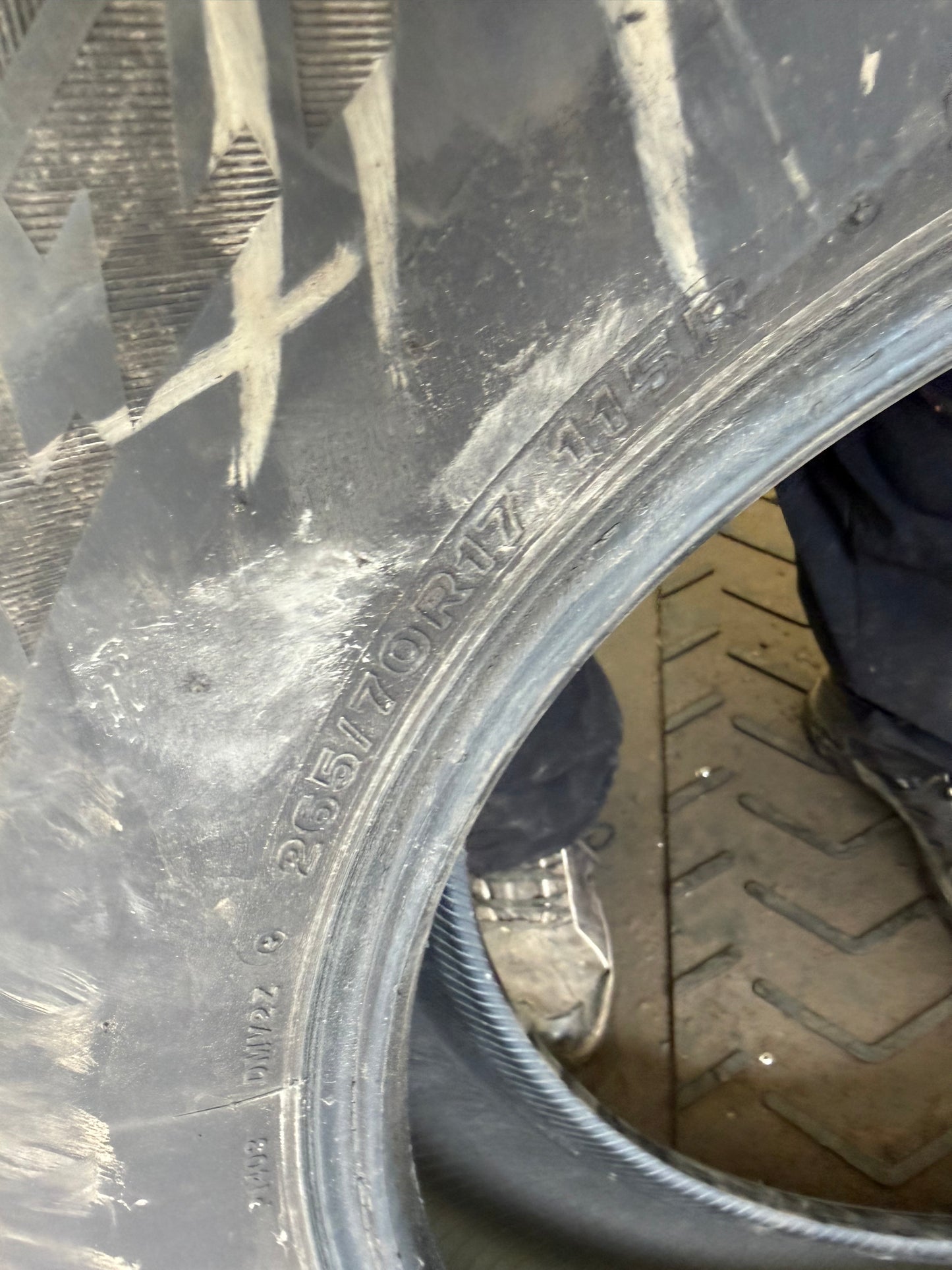 4 pneus d hiver 265/70r17 bridgestone en tres bon état