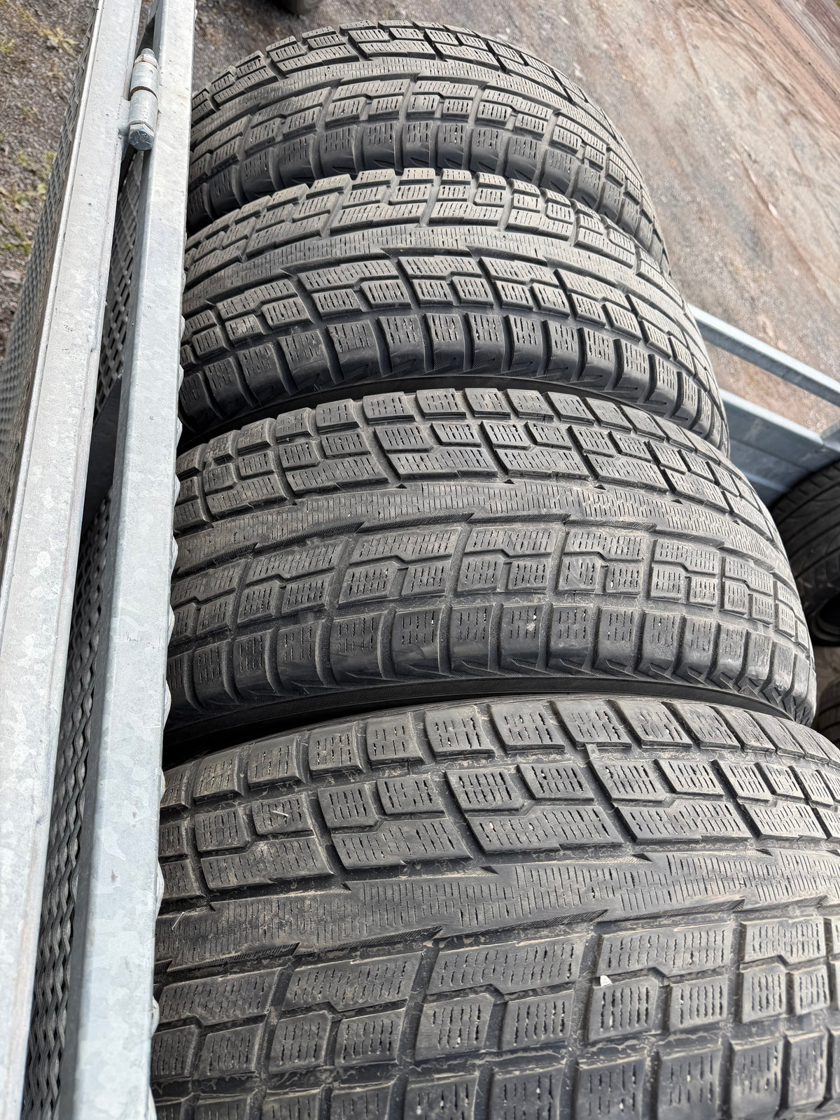 4 pneus d hiver 235/55r19 Yokohama en bon état