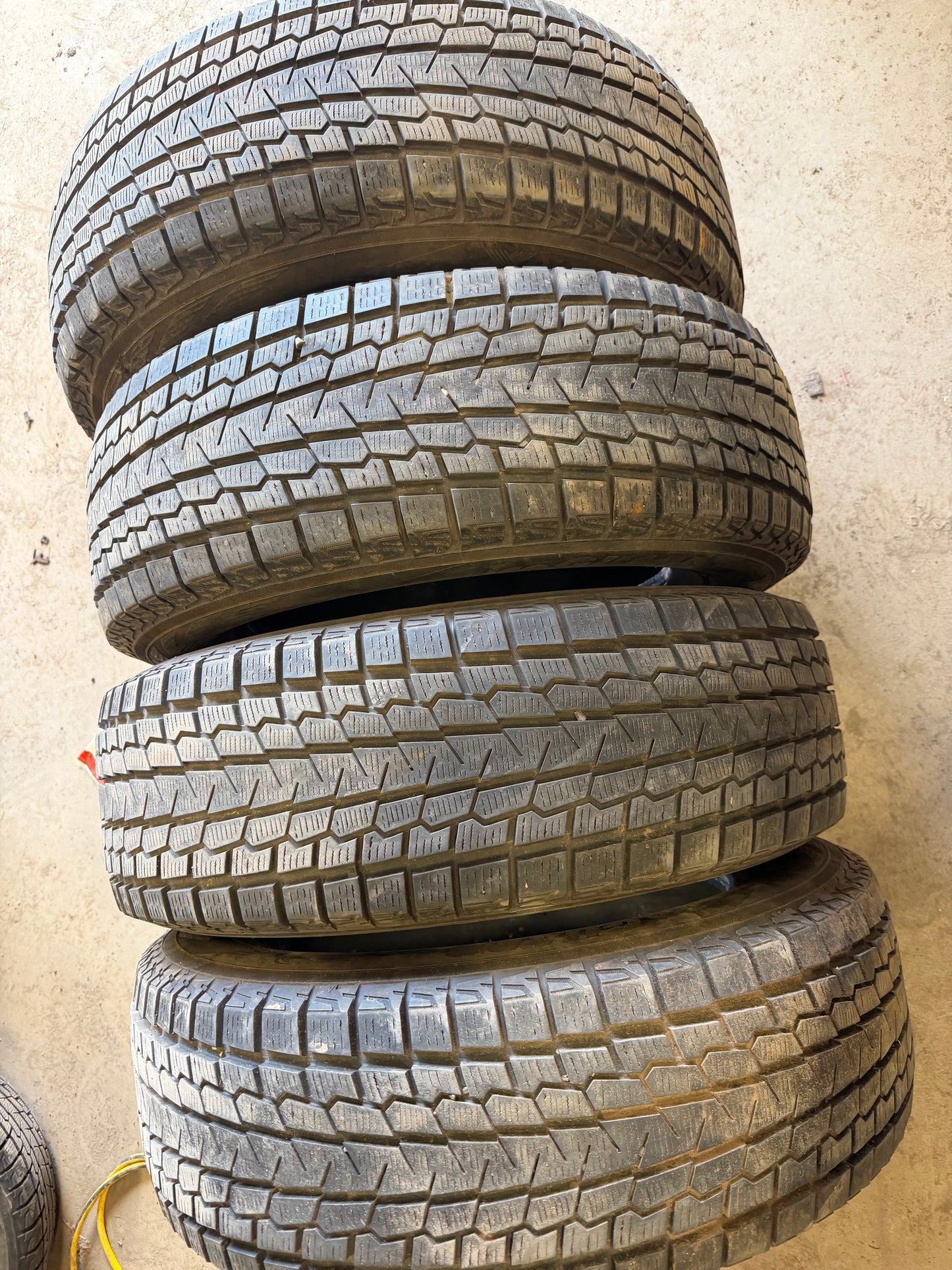 4 pneus d hiver 235/65r18 Yokohama a l état neuf