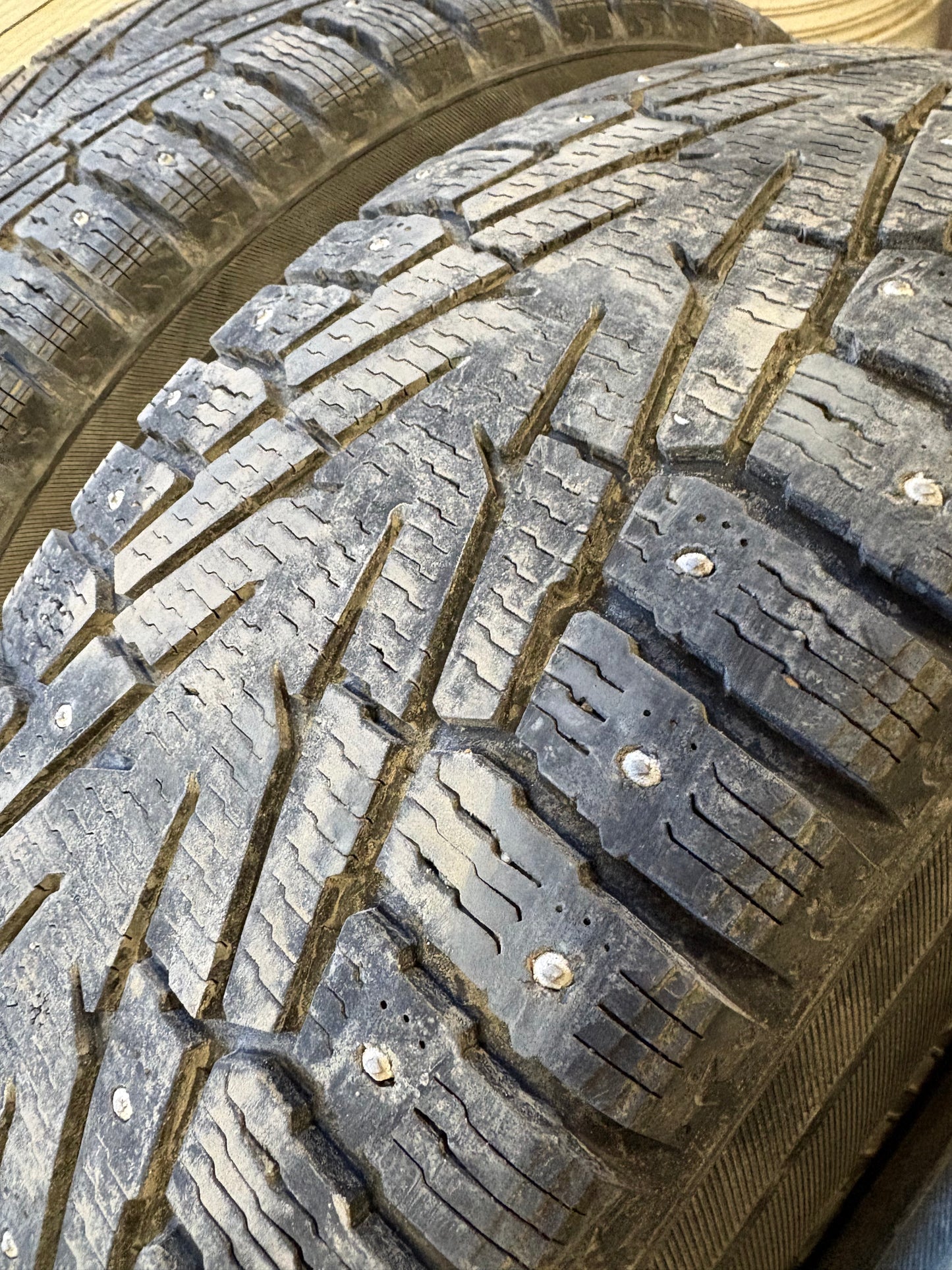 4 pneus d hiver 265/70r17 nokian a clous en bon etat