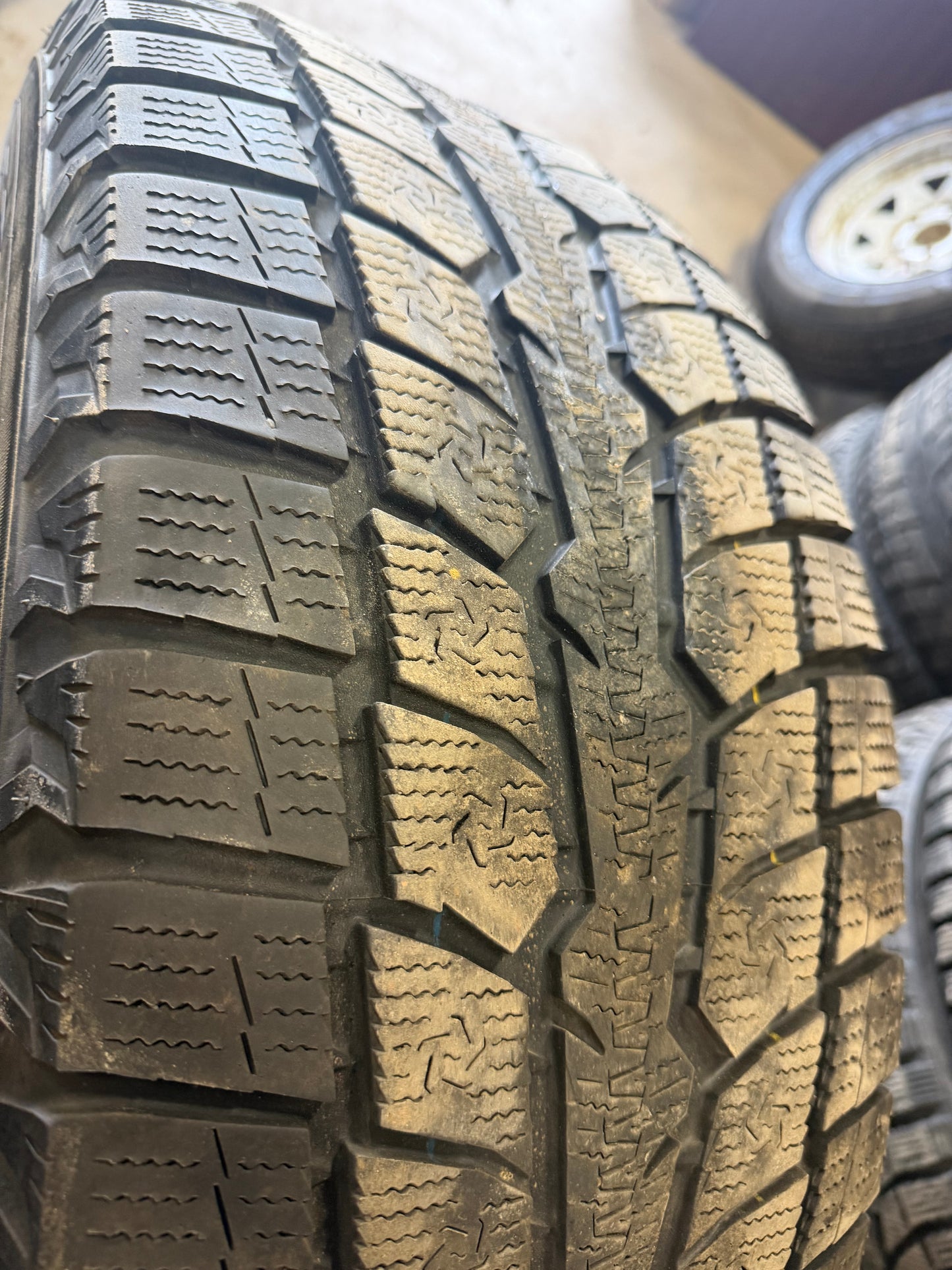 4 pneus d hiver 275/65r18 toyo en bon état