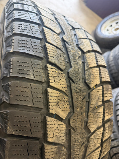 4 pneus d hiver 275/65r18 toyo en bon état