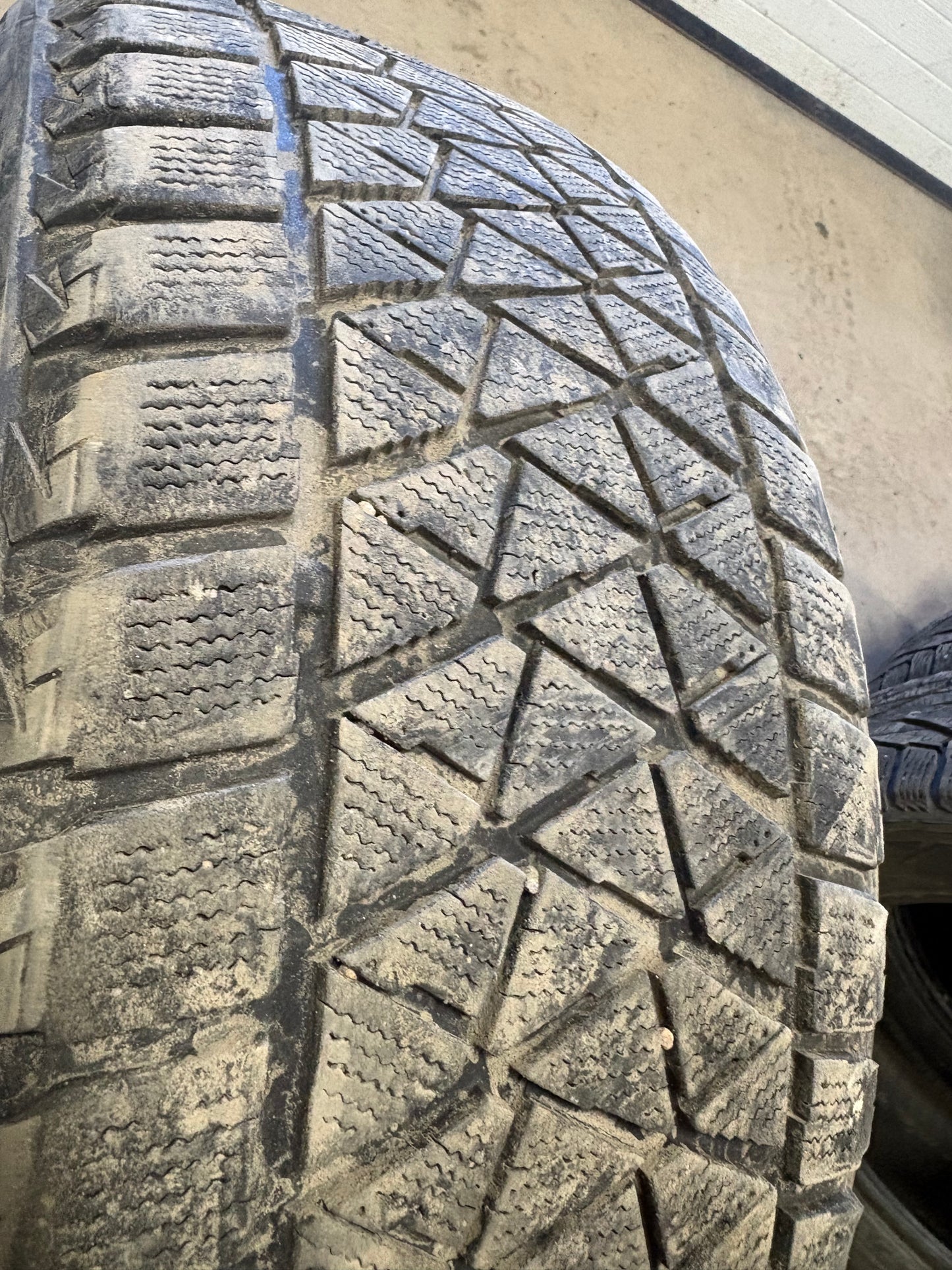 4 pneus d hiver 255/50r20 Bridgestone en bon etat