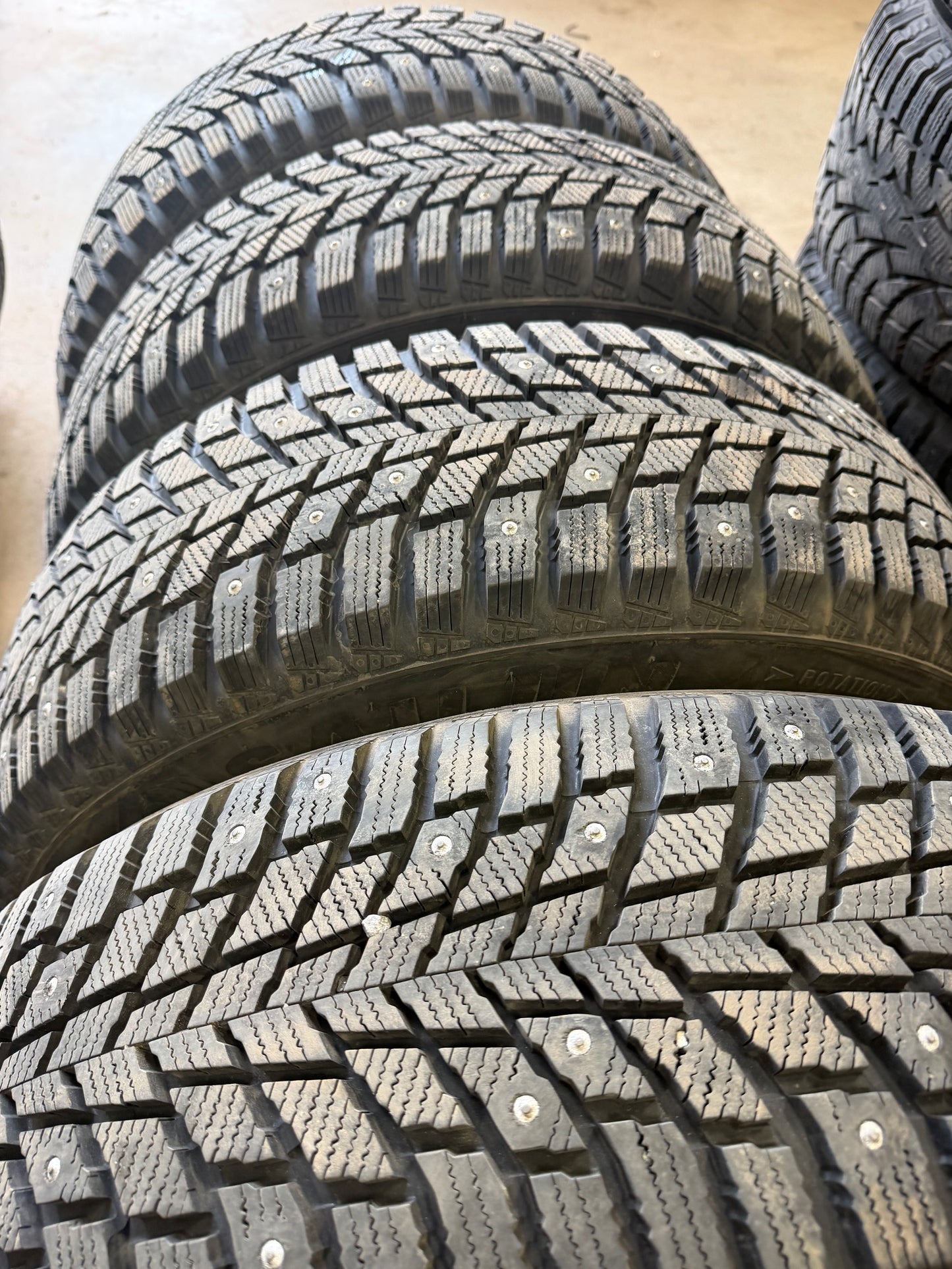 4 pneus d hiver 215/60r17 sailum a clous a l etat neuf