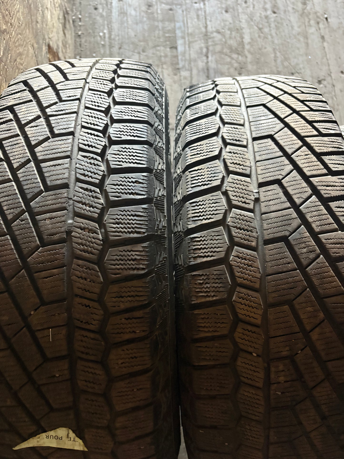 2 pneus d hiver 215/70r16 continental en bon état
