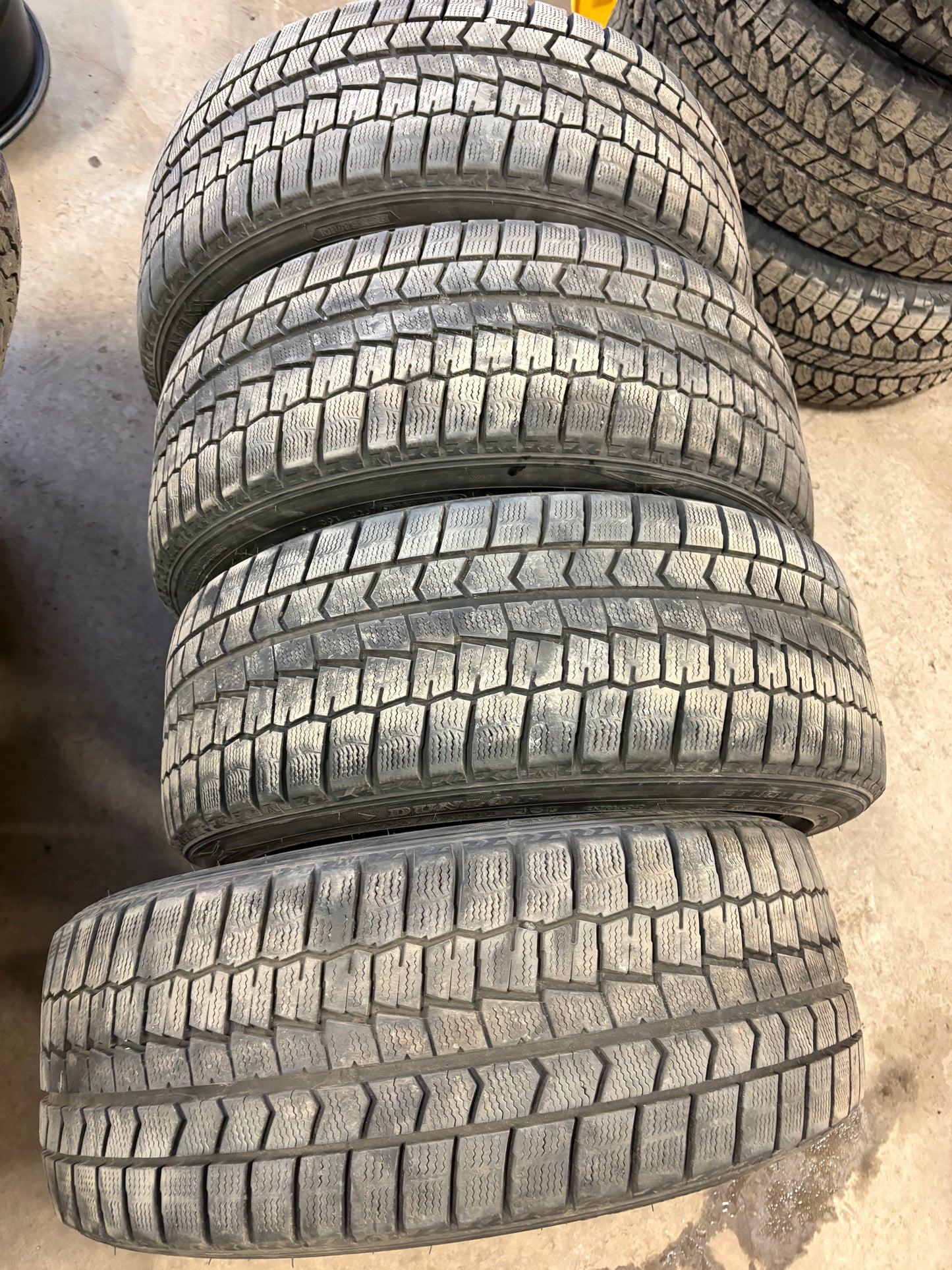 4 pneus d hiver 225/45r18 dunlop en bon très etat