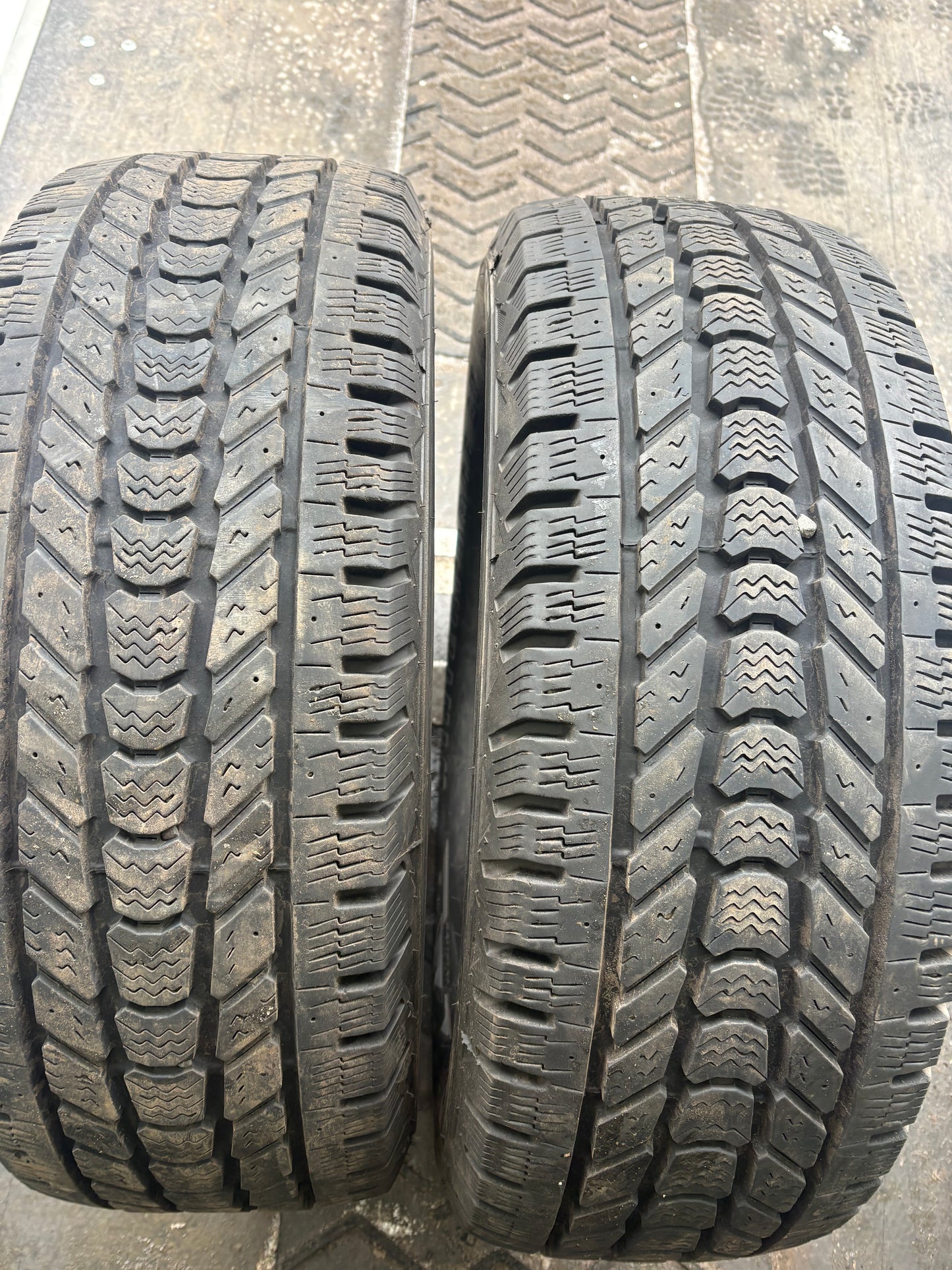 2 pneus d hiver lt 275/65r18 firestone 10 plies a l état neuf