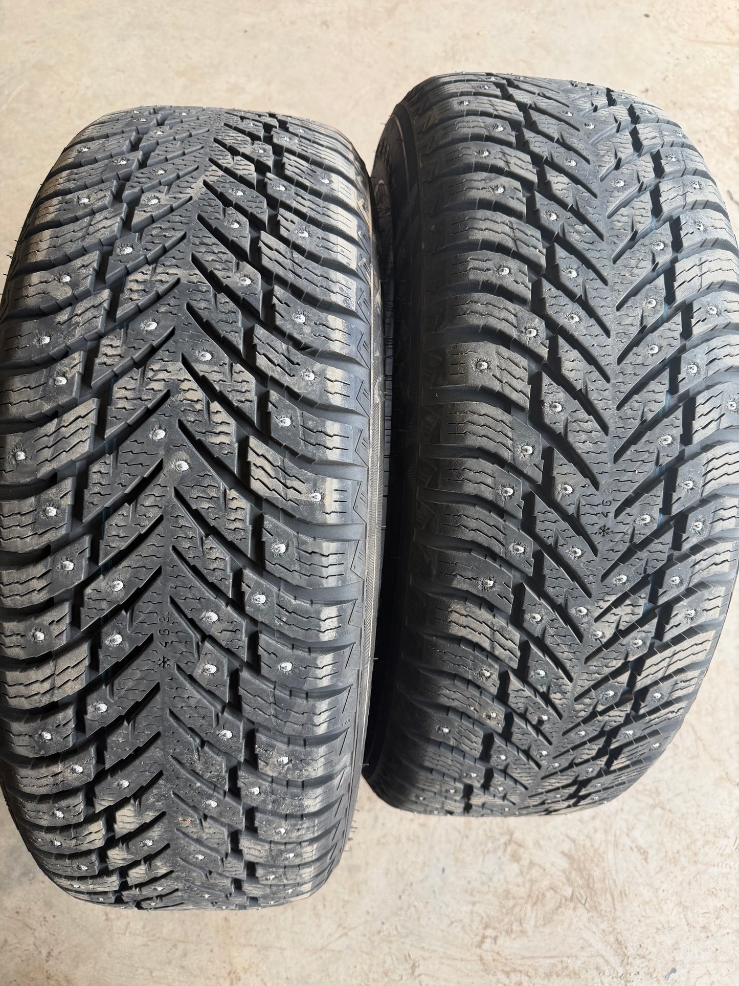 2 pneus d hiver 245/65r17 nokian a clou a l etat neuf