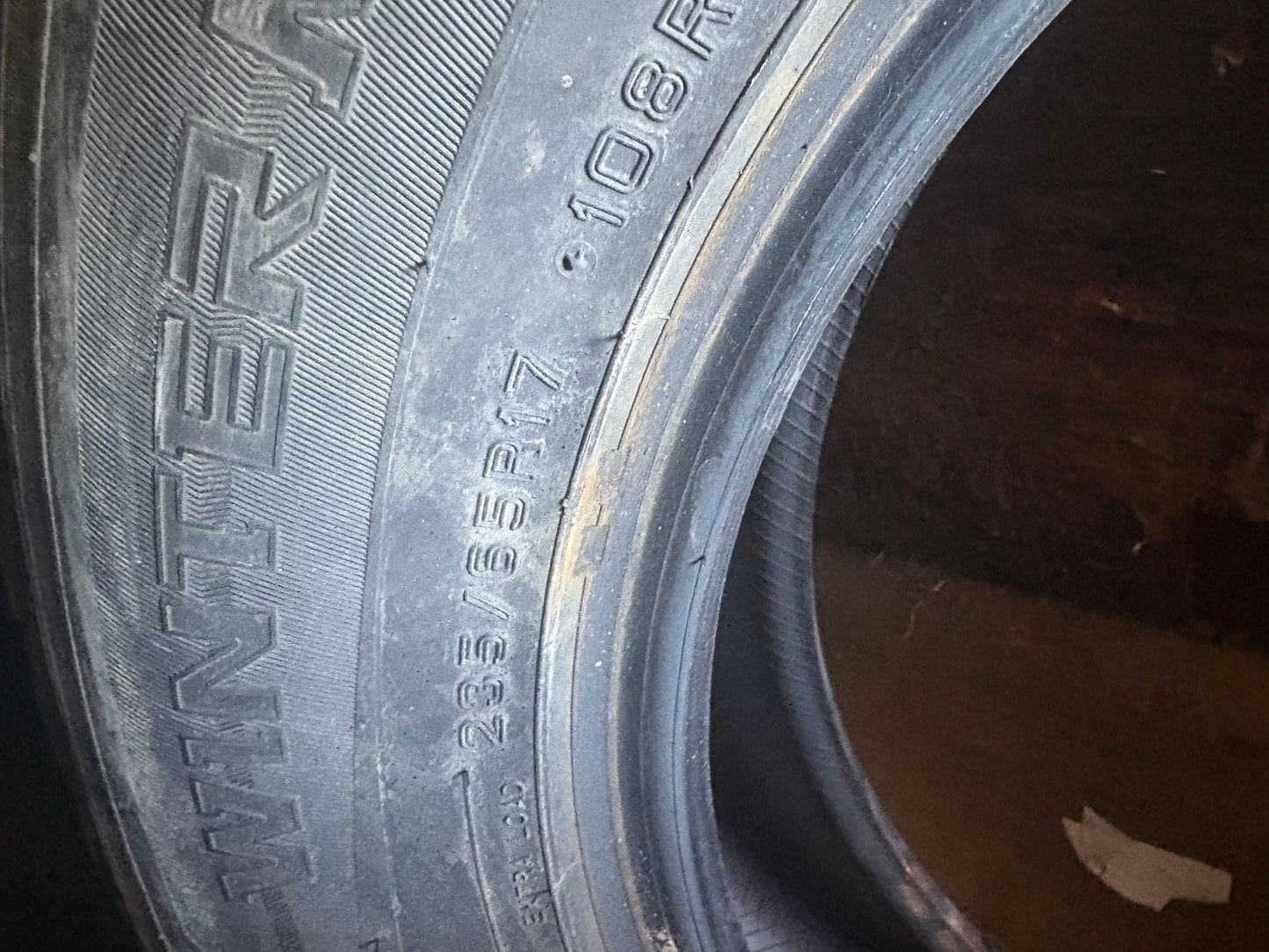 1 pneu d hiver 235/65r17 dunlop en tres bon etat