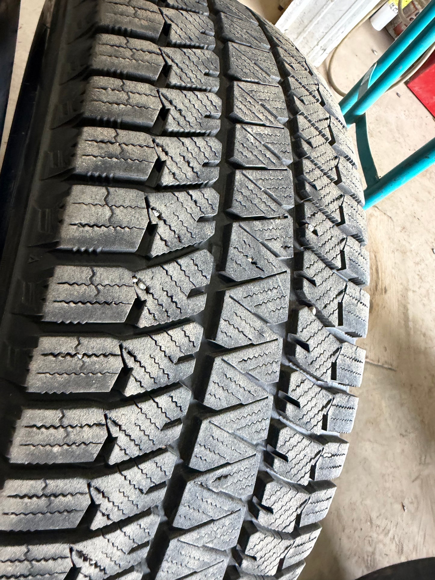 4 pneus d hiver 225/65r17 Bridgestone en bon état
