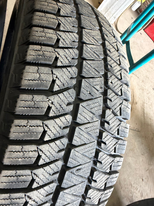 4 pneus d hiver 225/65r17 Bridgestone en bon état