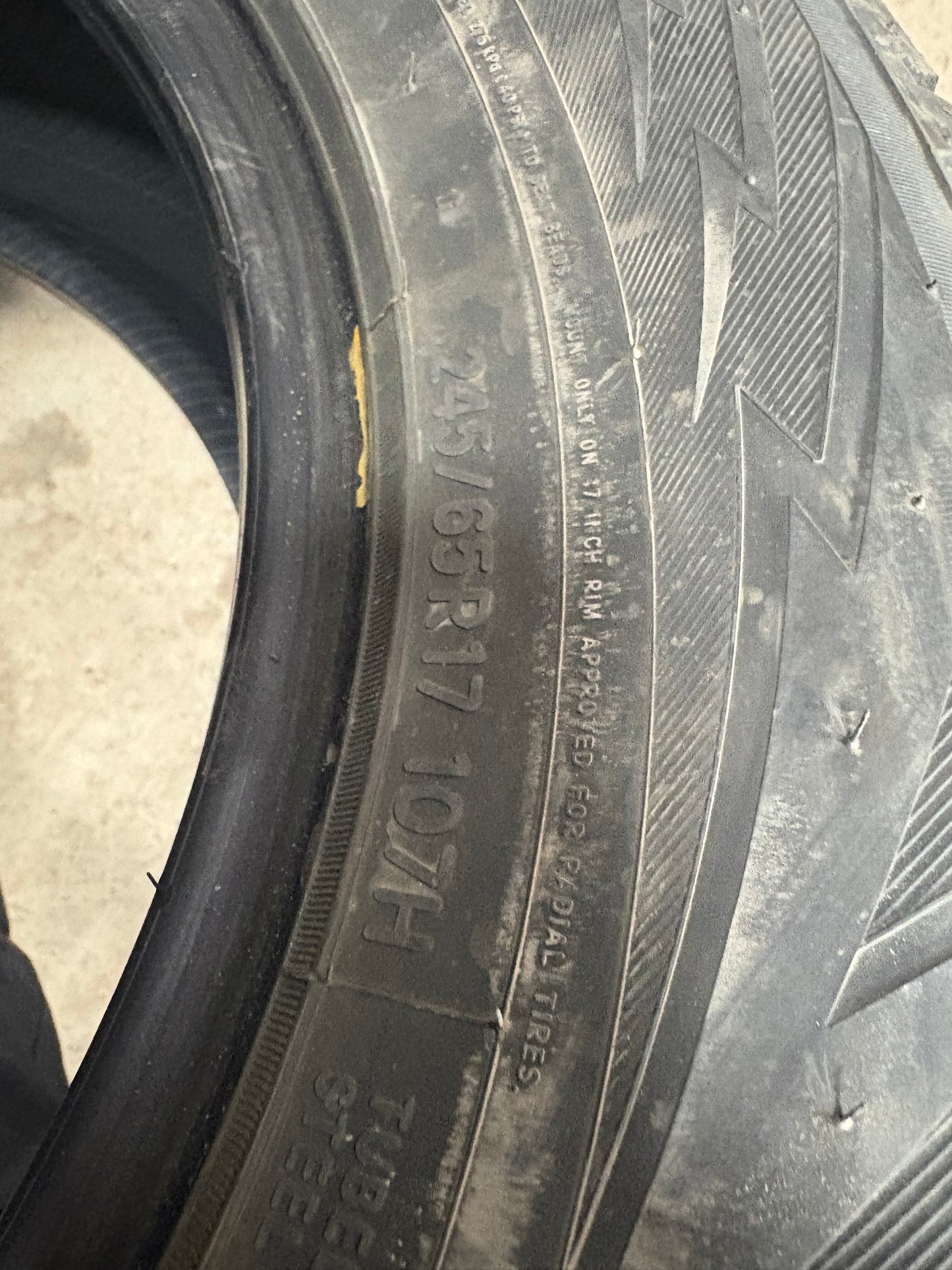 2 pneus d hiver 245/65r17 toyo en bon état