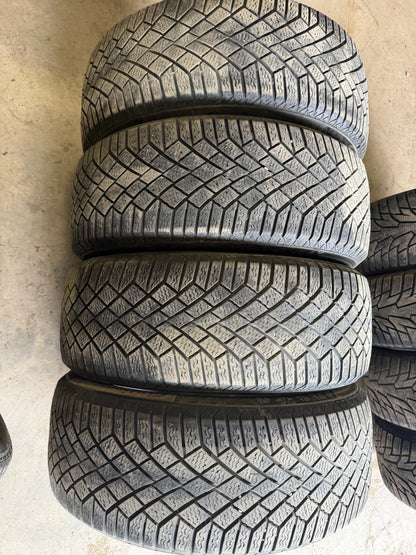 4 pneus d hiver 205/55r17 continental en bon état