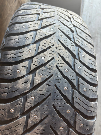 1 pneus d hiver 235/65r18 nokian a clou en bon etat
