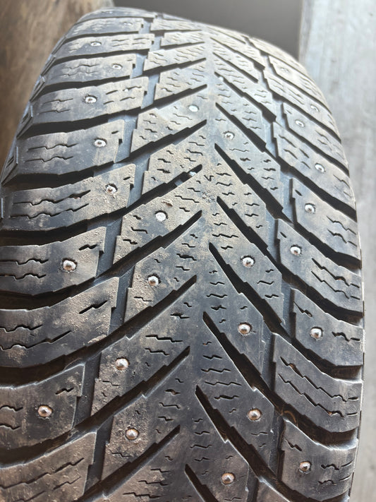 1 pneus d hiver 235/65r18 nokian a clou en bon etat
