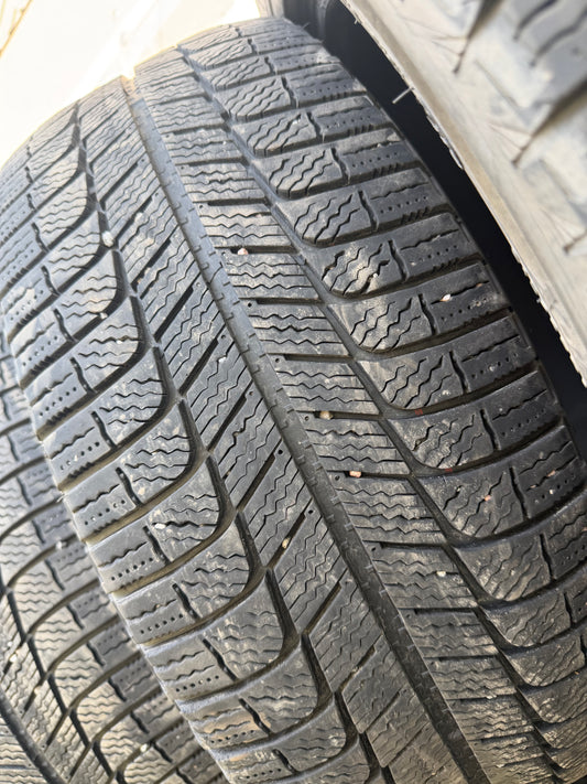 4 pneus d hiver 215/45r17 Michelin en bon etat