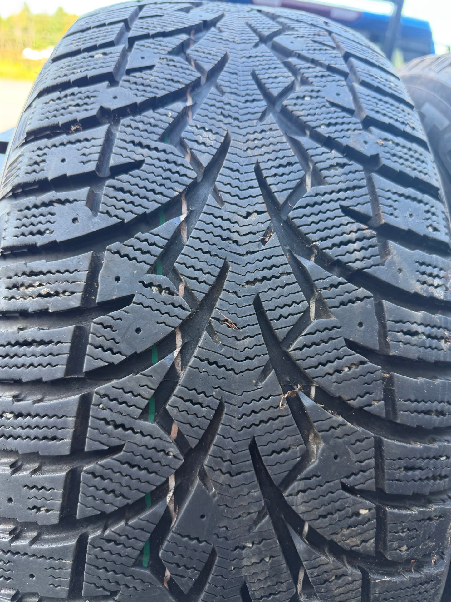 2 pneus d hiver 255/55r18 toyo a l etat neuf