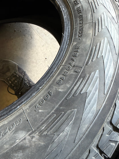 4 pneus d hiver 215/70r16 Yokohama en tres bon état
