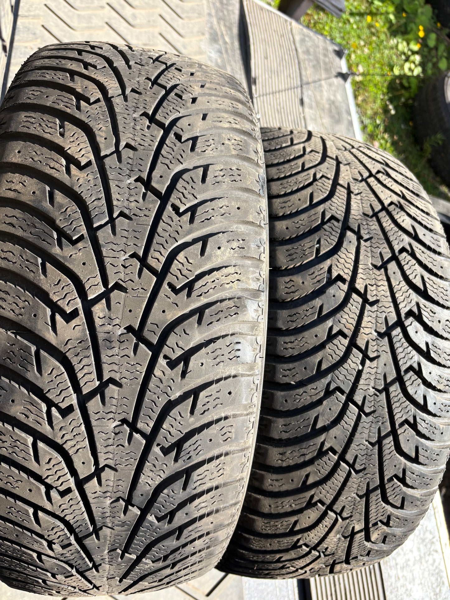 2 pneus d hiver 205/50r17 maxxis en tres bon etat