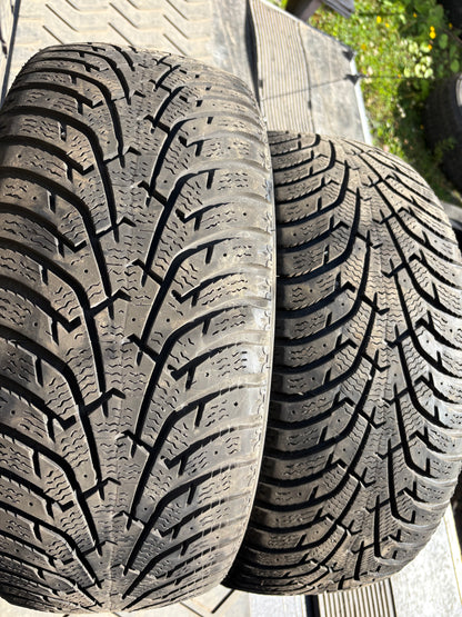 2 pneus d hiver 205/50r17 maxxis en tres bon etat