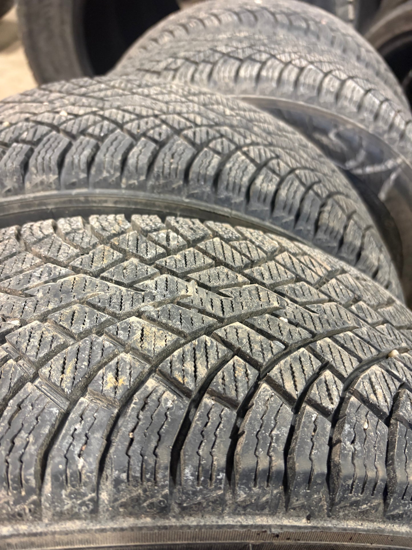 4 pneus d hiver 175/65r15 nokian en tres bon état