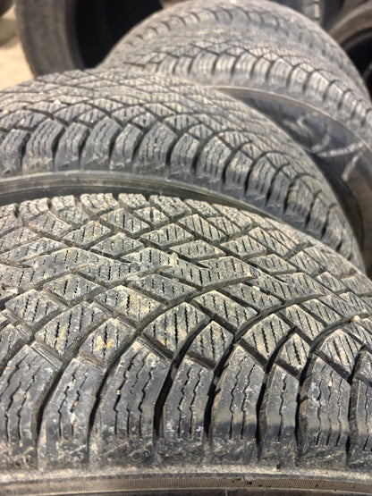 4 pneus d hiver 175/65r15 nokian en tres bon état