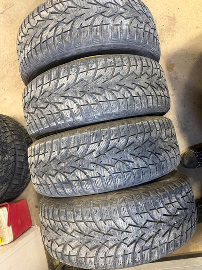 4 pneus d hiver 225/65r17 toyo en tres bon état