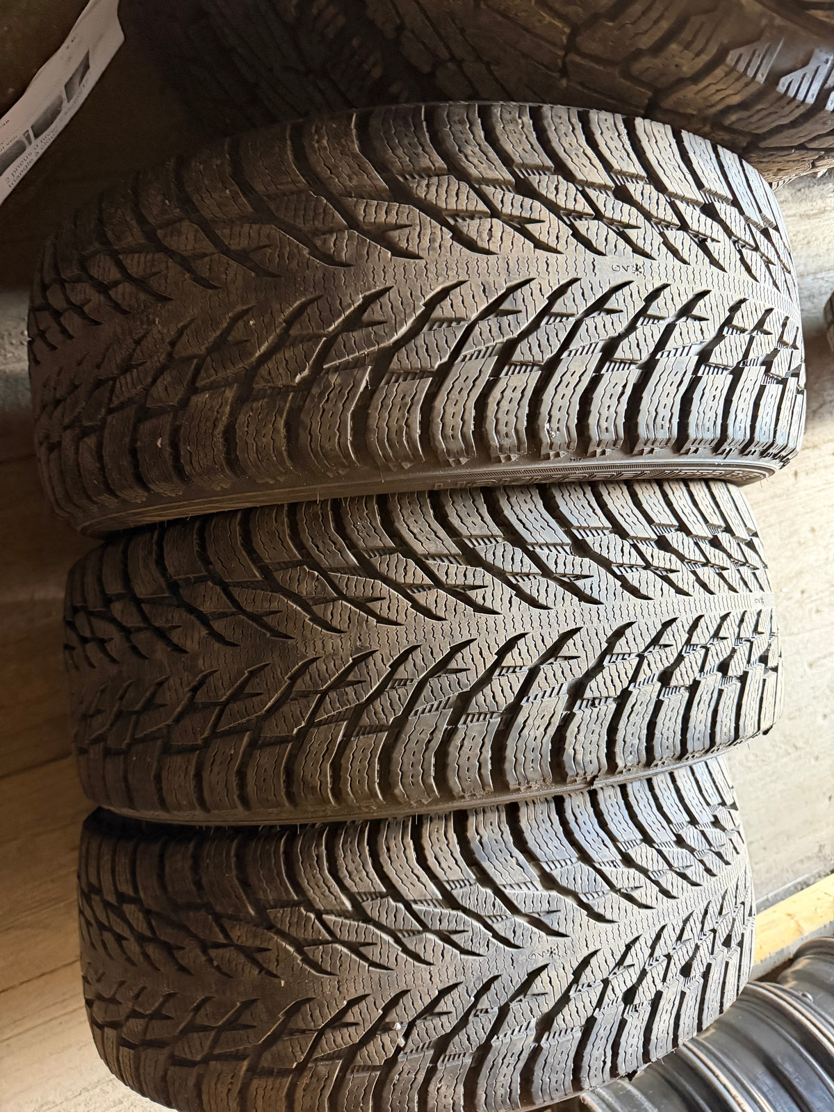 3 pneus d hiver 215/55r18 nokian en tres bon état
