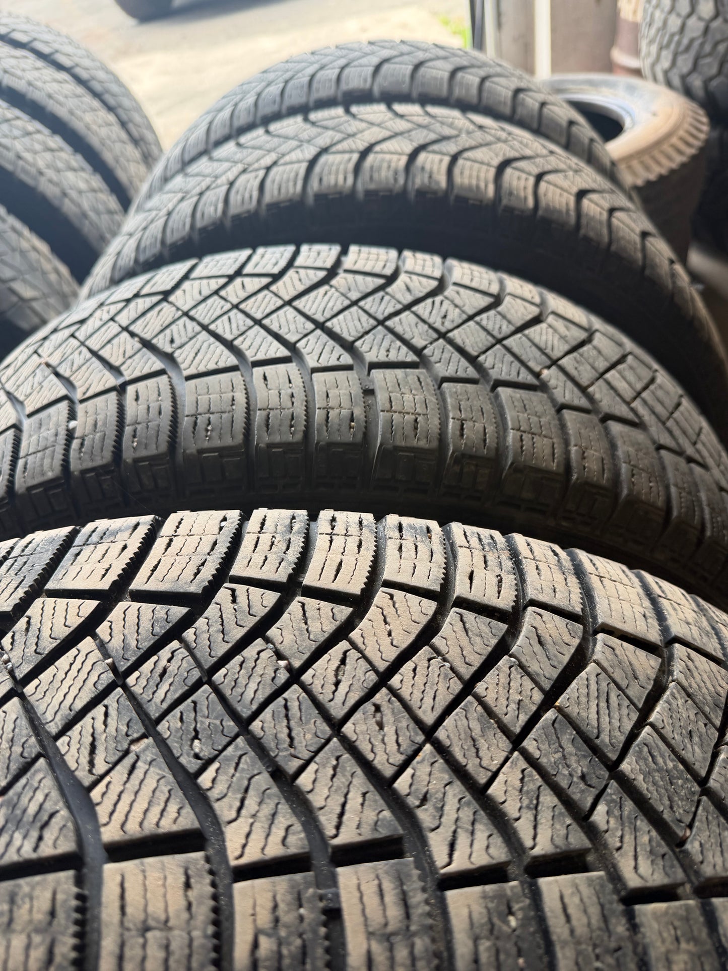 4 pneus d hiver 215/70r16 pirelli en tres bon état
