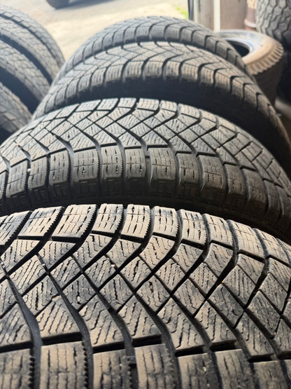 4 pneus d hiver 215/70r16 pirelli en tres bon état
