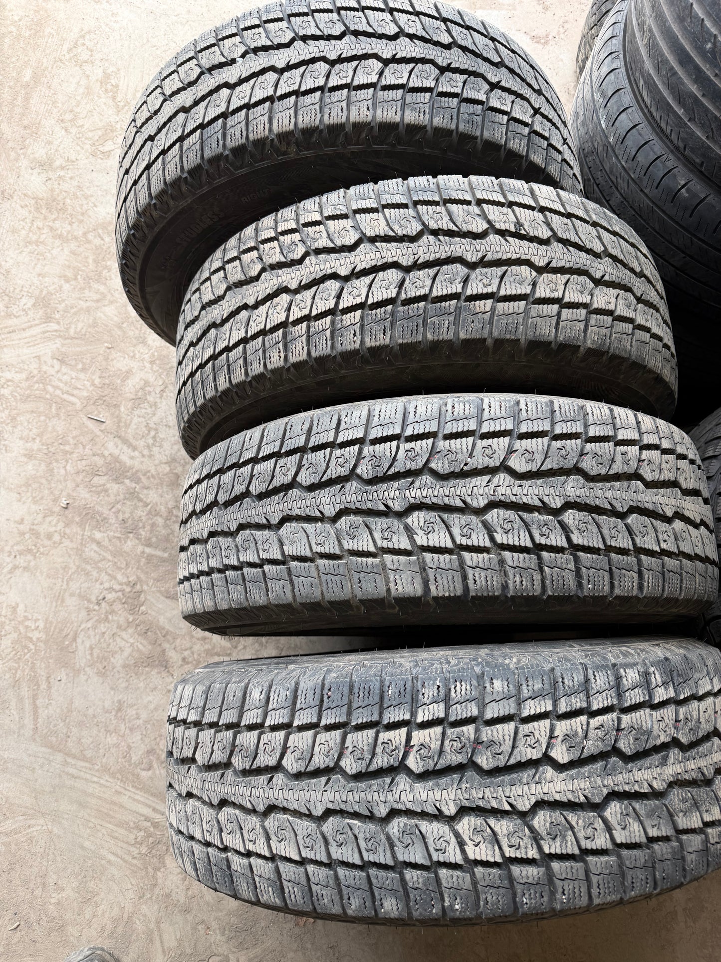 4 pneus d hiver 225/65r17 toyo a l état neuf