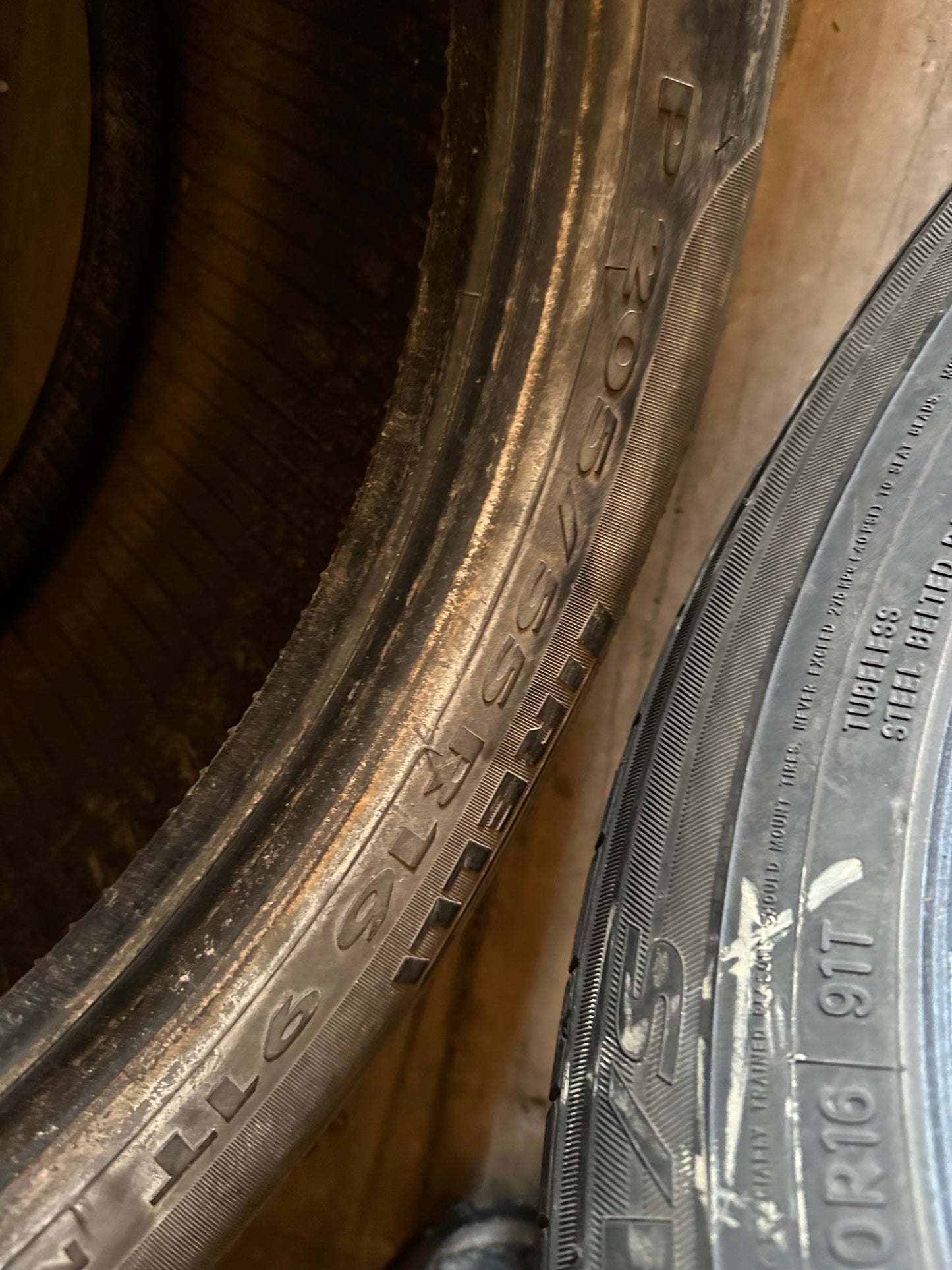 1 pneu d’été 205/55r16 pirelli en très bon état