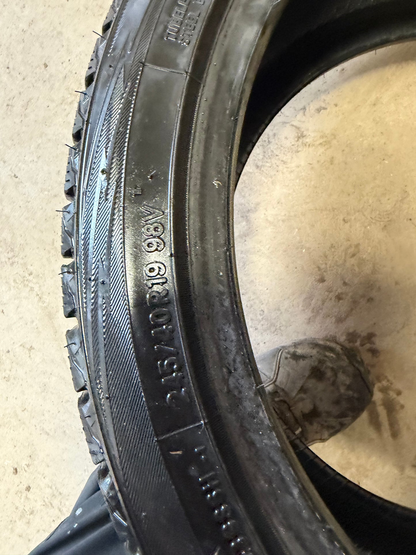 2 pneus d hiver 245/40r19 toyo en tres bon état