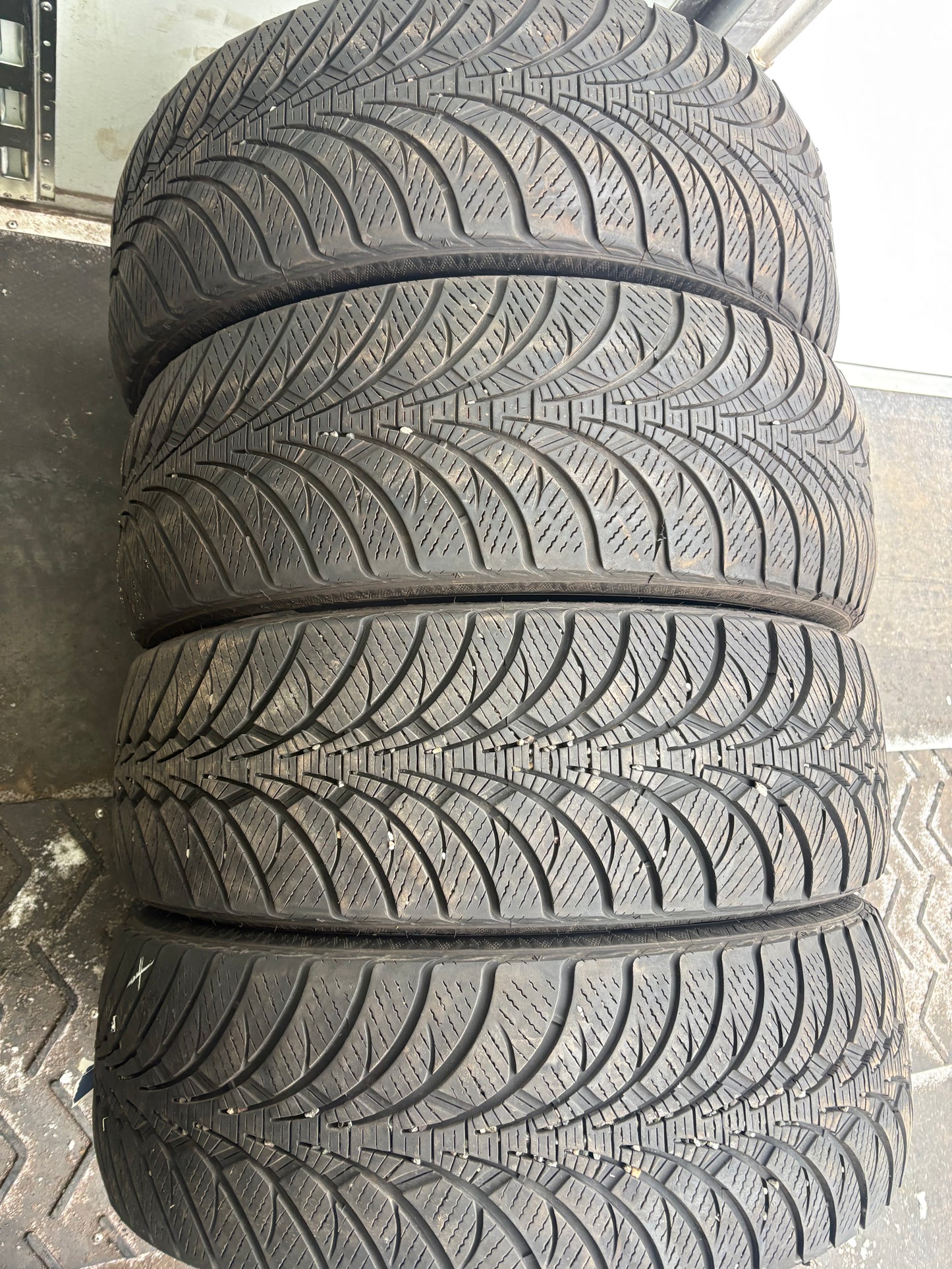 4 pneus d hiver 235/60r18 good year en bon état